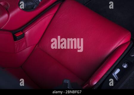 Foto ad alto angolo di una sedia in pelle rossa in una auto Foto Stock