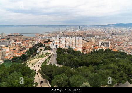 Foto aerea del paesaggio urbano di Marsiglia visto dal punto di vista Della basilica di Notre Dame de la Garde Foto Stock