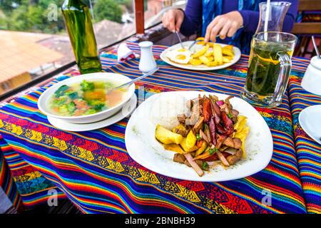 Zuppa di quinoa peruviana, cena e tè alla coca a Ollantaytambo, Perù Foto Stock