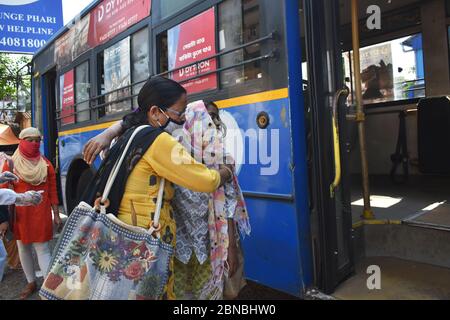 Kolkata, India. 14 maggio 2020. Il governo dello stato del Bengala Occidentale ha aggiunto martedì altre sette rotte ai suoi sei servizi di autobus esistenti che sono stati operativi durante il blocco. L'aumento dei servizi supporterà le persone che hanno iniziato a viaggiare nei loro luoghi di lavoro, dalle 7:00 alle 19:00, ha detto un responsabile del reparto trasporti. "Il servizio di autobus scheletrico sarà potenziato, collegando i punti nodali di Kolkata e le aree adiacenti, per l'uso in situazioni di emergenza o per i lavoratori frontalieri", ha dichiarato il ministro dei trasporti Suvendu Adhikari. Credit: Pacific Press Agency/Alamy Live News Foto Stock