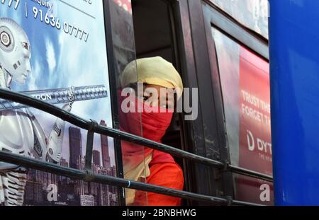 Kolkata, India. 14 maggio 2020. Il governo dello stato del Bengala Occidentale ha aggiunto martedì altre sette rotte ai suoi sei servizi di autobus esistenti che sono stati operativi durante il blocco. L'aumento dei servizi supporterà le persone che hanno iniziato a viaggiare nei loro luoghi di lavoro, dalle 7:00 alle 19:00, ha detto un responsabile del reparto trasporti. "Il servizio di autobus scheletrico sarà potenziato, collegando i punti nodali di Kolkata e le aree adiacenti, per l'uso in situazioni di emergenza o per i lavoratori frontalieri", ha dichiarato il ministro dei trasporti Suvendu Adhikari. Credit: Pacific Press Agency/Alamy Live News Foto Stock