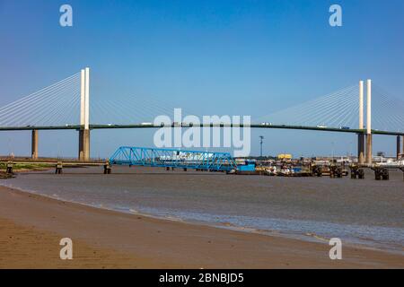 Vista sul fiume lungo il Tamigi a Greenhitthe vicino a Dartford, Kent, UK Foto Stock