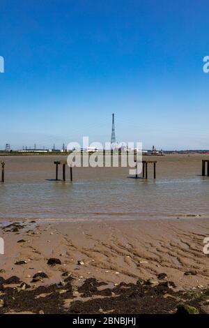 Vista sul fiume lungo il Tamigi a Greenhitthe vicino a Dartford, Kent, UK Foto Stock