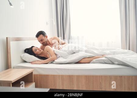 Uomo che guarda la sua moglie attraente e felice Foto Stock