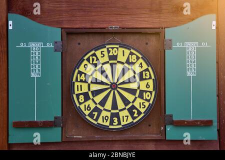 Freccette. Tavola rotonda. Concetto di marketing. Primo piano. Foto Stock