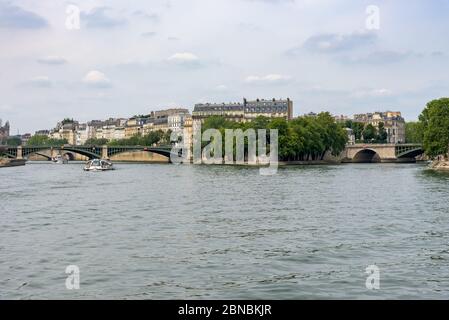 Parigi, Francia. Vista dell'isola di Saint Louis e del ponte Pont de Sully da una barca sul fiume Senna Foto Stock