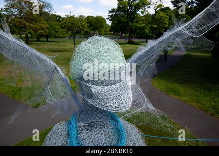 Lo scultore Luke Perry's aled medico lavoratore, che è stato installato in un parco vicino Birmingham rendendo omaggio al NHS e operatori di cura durante la pandemia del coronavirus. L'angelo alto quattro metri, realizzato in metallo e materiali già sdraiato nella sua fabbrica, nel Lightwoods Park di Bearwood, si trova su un percorso principale per tre ospedali locali. Foto Stock