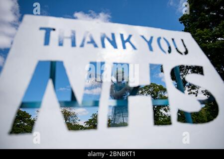 Lo scultore Luke Perry's aled medico lavoratore, che è stato installato in un parco vicino Birmingham rendendo omaggio al NHS e operatori di cura durante la pandemia del coronavirus. L'angelo alto quattro metri, realizzato in metallo e materiali già sdraiato nella sua fabbrica, nel Lightwoods Park di Bearwood, si trova su un percorso principale per tre ospedali locali. Foto Stock