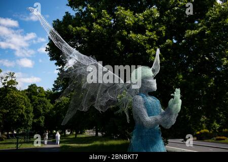 Lo scultore Luke Perry's aled medico lavoratore, che è stato installato in un parco vicino Birmingham rendendo omaggio al NHS e operatori di cura durante la pandemia del coronavirus. L'angelo alto quattro metri, realizzato in metallo e materiali già sdraiato nella sua fabbrica, nel Lightwoods Park di Bearwood, si trova su un percorso principale per tre ospedali locali. Foto Stock