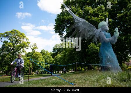 Lo scultore Luke Perry's aled medico lavoratore, che è stato installato in un parco vicino Birmingham rendendo omaggio al NHS e operatori di cura durante la pandemia del coronavirus. L'angelo alto quattro metri, realizzato in metallo e materiali già sdraiato nella sua fabbrica, nel Lightwoods Park di Bearwood, si trova su un percorso principale per tre ospedali locali. Foto Stock