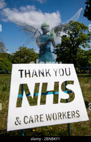 Lo scultore Luke Perry's aled medico lavoratore, che è stato installato in un parco vicino Birmingham rendendo omaggio al NHS e operatori di cura durante la pandemia del coronavirus. L'angelo alto quattro metri, realizzato in metallo e materiali già sdraiato nella sua fabbrica, nel Lightwoods Park di Bearwood, si trova su un percorso principale per tre ospedali locali. Foto Stock