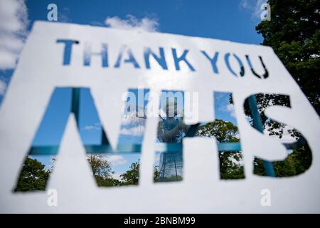 Lo scultore Luke Perry's aled medico lavoratore, che è stato installato in un parco vicino Birmingham rendendo omaggio al NHS e operatori di cura durante la pandemia del coronavirus. L'angelo alto quattro metri, realizzato in metallo e materiali già sdraiato nella sua fabbrica, nel Lightwoods Park di Bearwood, si trova su un percorso principale per tre ospedali locali. Foto Stock