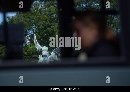 Un autobus passa lo scultore Luke Perry's aled medico lavoratore, che è stato installato in un parco vicino Birmingham rendendo omaggio al NHS e operatori di cura durante la pandemia coronavirus. L'angelo alto quattro metri, realizzato in metallo e materiali già sdraiato nella sua fabbrica, nel Lightwoods Park di Bearwood, si trova su un percorso principale per tre ospedali locali. Foto Stock