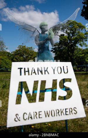 Lo scultore Luke Perry's aled medico lavoratore, che è stato installato in un parco vicino Birmingham rendendo omaggio al NHS e operatori di cura durante la pandemia del coronavirus. L'angelo alto quattro metri, realizzato in metallo e materiali già sdraiato nella sua fabbrica, nel Lightwoods Park di Bearwood, si trova su un percorso principale per tre ospedali locali. Foto Stock