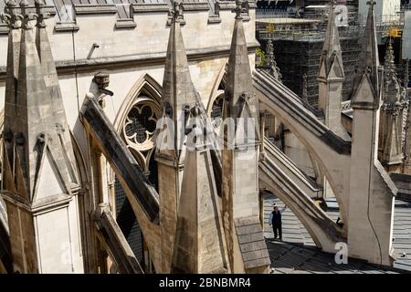 L'impiegato del Works Ian Bartlett controlla il tetto del Triforio presso l'Abbazia di Westminster a Londra, dove un piccolo team dedicato rimane sul posto per curare l'edificio di 750 anni, mentre è chiuso durante la crisi del coronavirus. Foto Stock