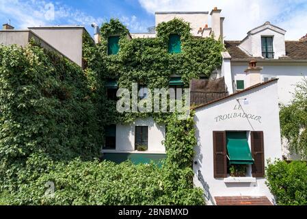 Parigi, Francia. Vista del ristorante francese "le Troubadour" a Montmartre vicino a Place du Tertre Foto Stock