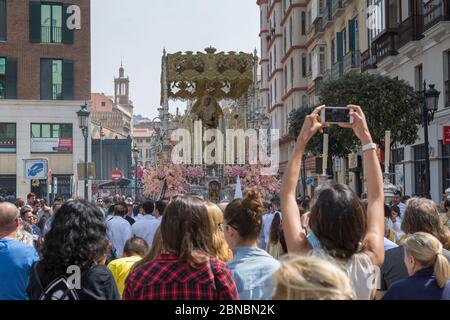 La gente del posto che prendono parte alla risurrezione Parade la Domenica di Pasqua, Malaga, Costa del Sol, Andalusia, Spagna, Europa Foto Stock