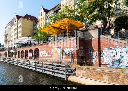 Berlino, Germania - 27 luglio 2019: Vista panoramica sulla riva del fiume Sprea vicino a Friedrichstrasse Foto Stock