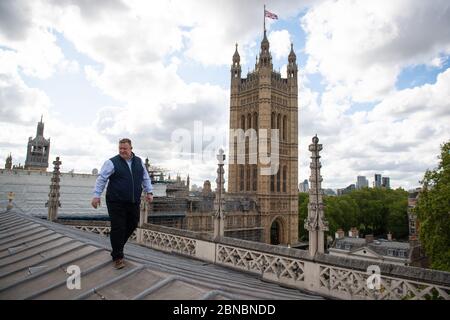 L'impiegato del Works Ian Bartlett ispeziona il tetto di Henry VII all'Abbazia di Westminster a Londra, dove un piccolo team dedicato rimane sul posto per curare l'edificio di 750 anni, mentre è chiuso durante la crisi del coronavirus. Foto Stock