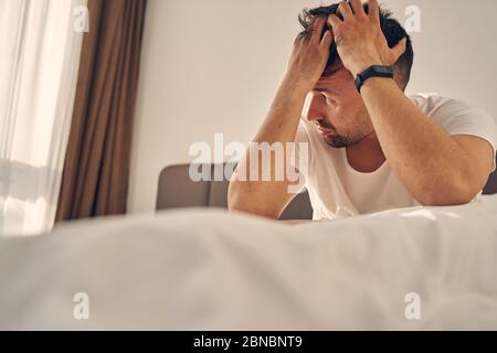 Ritratto di uomo caucasico che si trova a letto Foto Stock