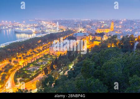 Vista della Cattedrale di Malaga e del Palazzo del Municipio/Ayuntamiento al tramonto dalla cima del Monte Gibralfaro, Malaga, Spagna, Europa Foto Stock