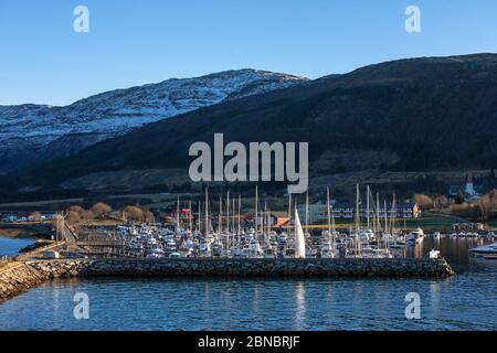 Porticciolo turistico per piccole imbarcazioni a Nesna, Nordland, Norvegia Foto Stock
