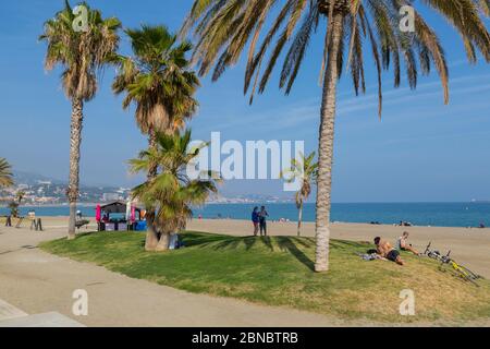 Popolare spiaggia urbana di Playa la Malagueta, Malaga, Costa del Sol, Andalusia, Spagna, Europa Foto Stock