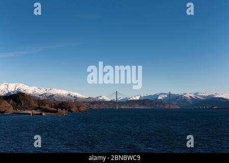 L'Helgelandsbrua (Ponte di Helgeland) sopra Leirfjorden, Alstahaug, Nordland, Norvegia Foto Stock