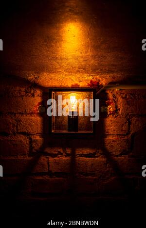 Vista su un edificio in pietra illuminato di notte Foto Stock