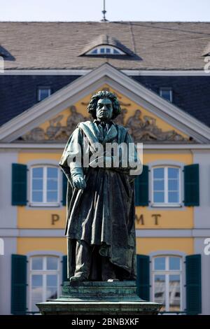 Bonn, Germania. 12 maggio 2020. Statua di Beethoven di Ernst Hahnel e Jacob Daniel Burgschmiet su Munsterplatz con l'ex ufficio postale principale. Il programma per l'anno Beethoven sarà prorogato fino al 2021 a causa della crisi della corona. Bonn, 12 maggio 2020 | utilizzo nel mondo Credit: dpa/Alamy Live News Foto Stock