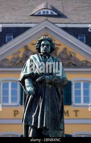 Bonn, Germania. 12 maggio 2020. Statua di Beethoven di Ernst Hahnel e Jacob Daniel Burgschmiet su Munsterplatz con l'ex ufficio postale principale. Il programma per l'anno Beethoven sarà prorogato fino al 2021 a causa della crisi della corona. Bonn, 12 maggio 2020 | utilizzo nel mondo Credit: dpa/Alamy Live News Foto Stock