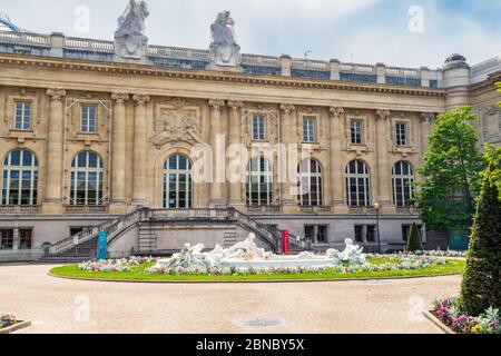 Ingresso alle gallerie del Grand Palais su piazza Jean-Perrin - Parigi, Francia Foto Stock