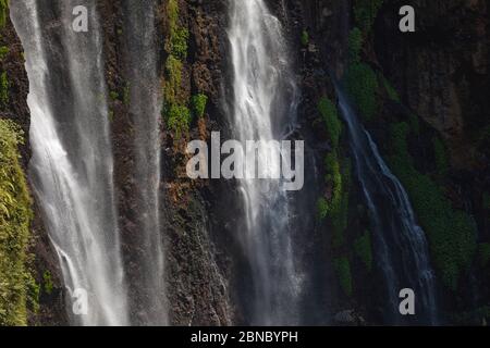 Vista ravvicinata delle acque fresche, rumorose e intense della cascata Tumpak Sewu, a Giava Est, Indonesia. Foto Stock