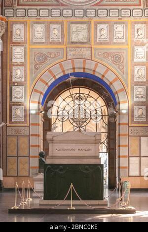 Milano, Italia, 8 giugno 2019, tomba dello scrittore Alessandro Manzoni a Famidio, Holl of Fame, nel Cimitero Monumentale di Milano, un museo all'aperto Foto Stock