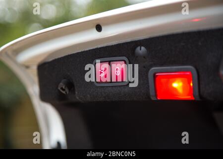 Primo piano dei pulsanti di controllo sul bagagliaio di un'auto Foto Stock