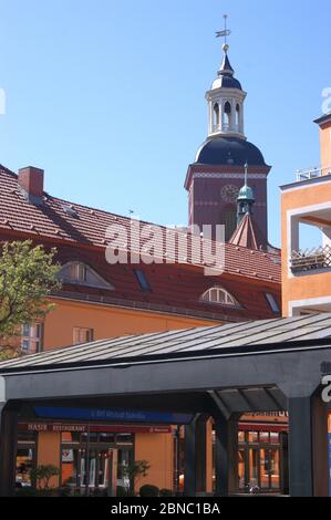 Die am Reformationsplatz 1 in der Spandauer Altstadt gelegene Kirche St. Nikolai, im Vordergrund der Eingang des U-Bahnhofs Altstadt Spandau Foto Stock