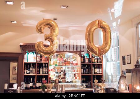 LONDRA, REGNO UNITO - 12 maggio 2016: 30 palloncini di compleanno in un bistrot pub nella parte ovest di Londra Foto Stock