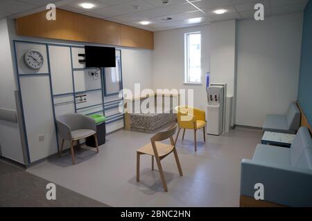 La sala d'attesa dell'OPD 15, reparto di Neurofisiologia Clinica (DCN) del Dipartimento di Neuroscienze cliniche della NHS Lothians, è stata trasferita in una nuova casa appositamente costruita nel campus della Little France di Edimburgo. Foto Stock