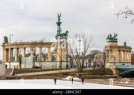 Budapest, Ungheria - 14 febbraio 2016: Piazza degli Eroi - piazza principale di Budapest. Pista di pattinaggio nel parco cittadino di Budapest. Persone che pattinano, atleti allenarsi Foto Stock