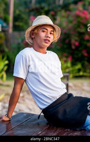 Un bel ragazzo filippino si pone sulla spiaggia di Las Cabanas, El Nido, Filippine. Foto Stock