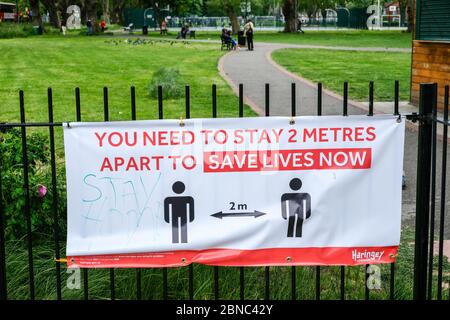 Turnpike Lane, Londra, Regno Unito. 14 maggio 2020. Pandemia di coronavirus: 2 m di segni di distanza sociale. Credit: Matthew Chpicle/Alamy Live News Foto Stock
