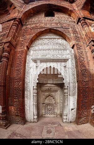 Archi scolpiti e porta del sepolcro al Qutub Minar complesso in New Delhi, India Foto Stock