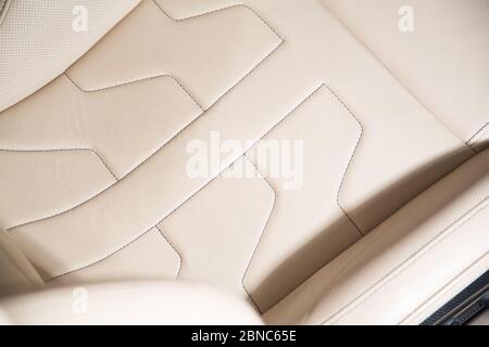 Dettagli interni in pelle beige di un'auto di lusso Foto Stock