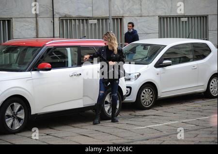 Milano, Diletta Leotta lascia la casa per andare a lavorare alla radio Diletta Leotta lascia la casa, entra in macchina per andare a lavorare alla radio, indossando una curiosa maschera. Quando esce dalla radio, saluta i fotografi, torna in auto per tornare a casa. Foto Stock