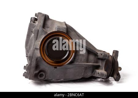La scatola ingranaggi in ferro di un'auto è un'unità di trasmissione che rileva la coppia dall'albero motore e, riducendola, passa. Riparare l'unità o il ricambio p Foto Stock