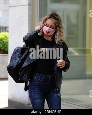 Milano, Diletta Leotta lascia la casa per andare a lavorare alla radio Diletta Leotta lascia la casa, entra in macchina per andare a lavorare alla radio, indossando una curiosa maschera. Quando esce dalla radio, saluta i fotografi, torna in auto per tornare a casa. Foto Stock