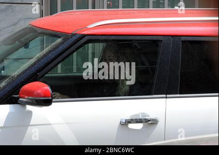 Milano, Diletta Leotta lascia la casa per andare a lavorare alla radio Diletta Leotta lascia la casa, entra in macchina per andare a lavorare alla radio, indossando una curiosa maschera. Quando esce dalla radio, saluta i fotografi, torna in auto per tornare a casa. Foto Stock