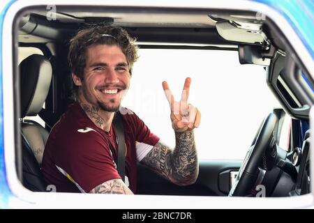 Torino, Italia. 14 maggio 2020. TORINO - 14 maggio 2020: Lyanco di Torino FC gesta mentre esce dallo stadio Filadelfia dopo una sessione di allenamento individuale. (Foto di Nicolò campo/Sipa USA) Credit: Sipa USA/Alamy Live News Foto Stock