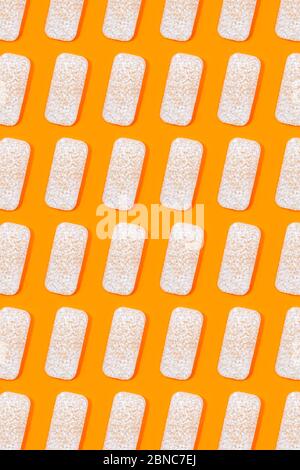 Modello fatto di cracker di riso o torte di riso su sfondo di colore arancione. Cibo biologico sano. Disposizione piatta. Foto Stock
