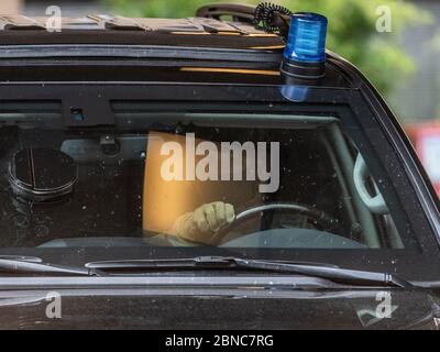 Dresda, Germania. 14 maggio 2020. Gli agenti di polizia guidano in una colonna fuori dal cortile interno del Centro di Giustizia di Dresda. Dopo che un nascondiglio per le armi è stato trovato su un soldato Bundeswehr in Sassonia, l'uomo è stato portato oggi davanti a un magistrato. L'accusa contro l'uomo, che è membro del comando delle forze speciali (KSK), è una violazione del War Weapons Control Act. Credit: Robert Michael/dpa-Zentralbild/dpa/Alamy Live News Foto Stock